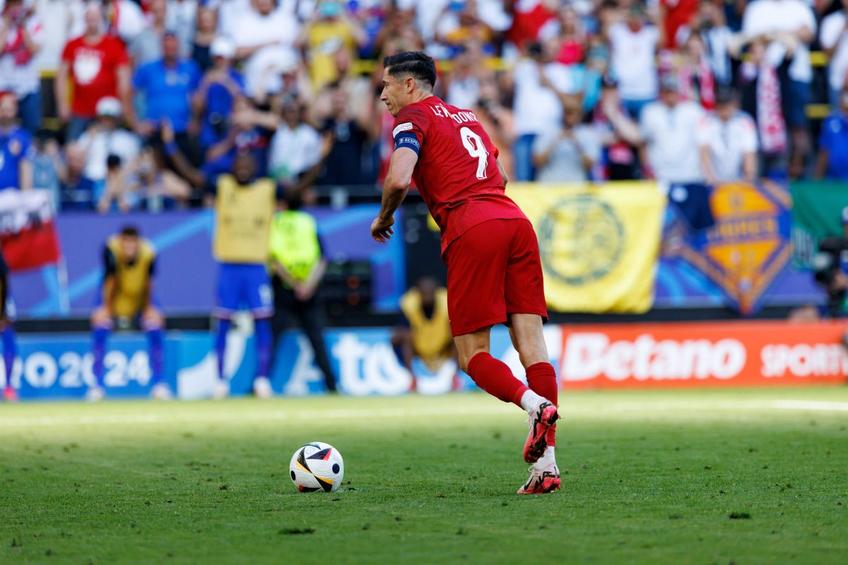Penalty-ul lui Robert Lewandowski în meciul cu Franța / Sursă foto: Imago Images