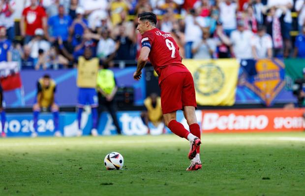 Nu încercați așa ceva acasă! » Caraghios modul în care Robert Lewandowski a ales să execute penalty-ul cu Franța. Lovitura s-a repetat