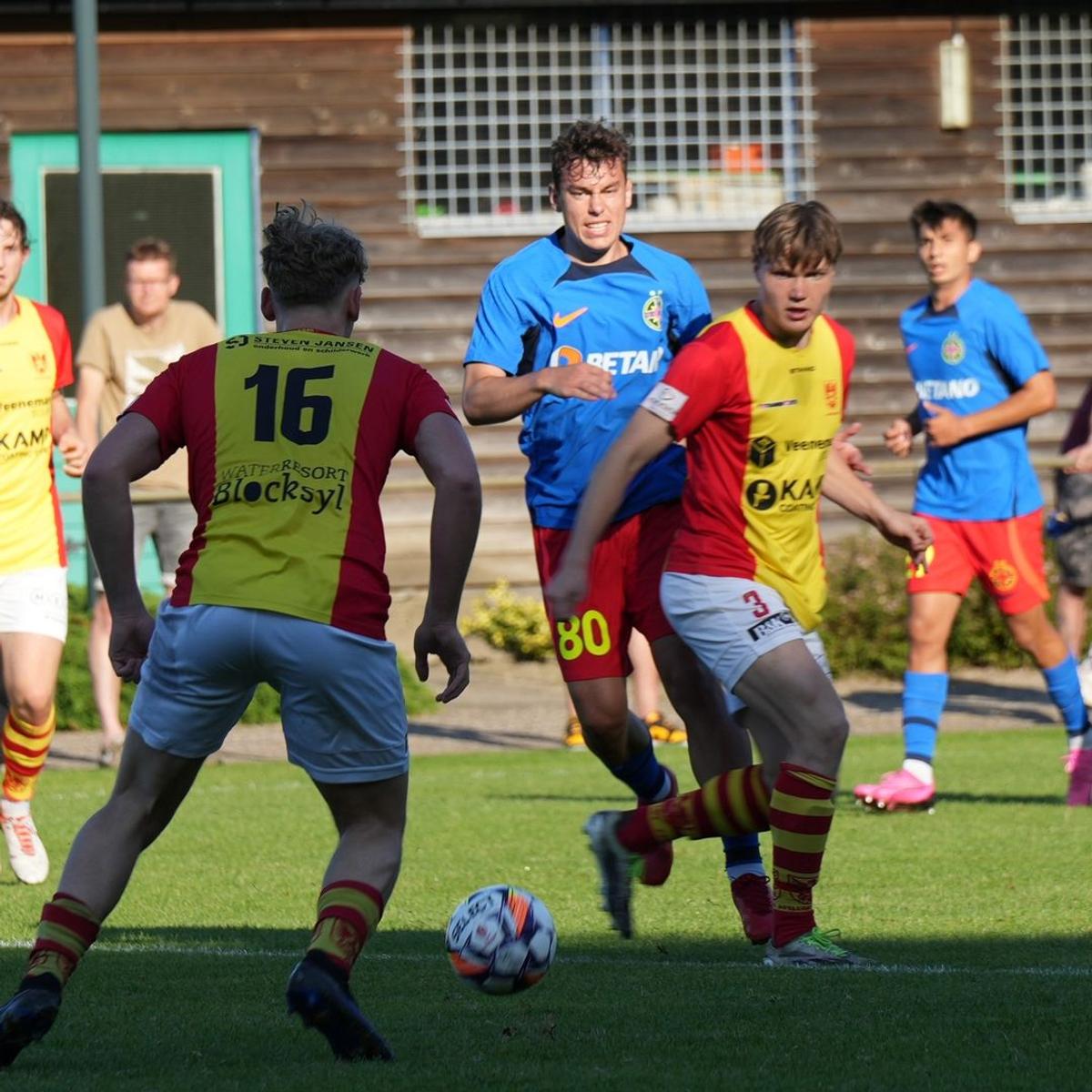 FCSB s-a distrat în primul amical din Olanda, 8-0 cu Apeldoorn. Foto: Instagram @fcsbofficial