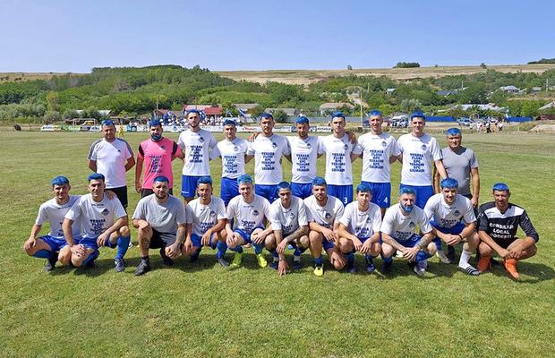 Inspirați de Rațiu! Toți jucătorii și-au vopsit părul albastru după ce au promovat