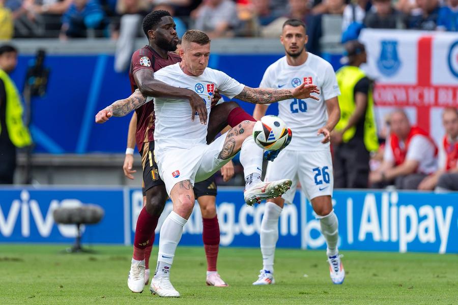 Juraj Kucka, greu de deposedat în Belgia - Slovacia 0-1. Foto: Imago Până la egal, ne mănâncă sfinții » Cele 3 dueluri din teren care pot tranșa decisiv rezultatul în Slovacia - România