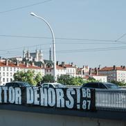 Mesajele afișate peste tot în oraș de fanii lui Lyon contra proprietarului clubului, John Textor / Foto: X