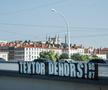 Mesajele afișate peste tot în oraș de fanii lui Lyon contra proprietarului clubului, John Textor / Foto: X