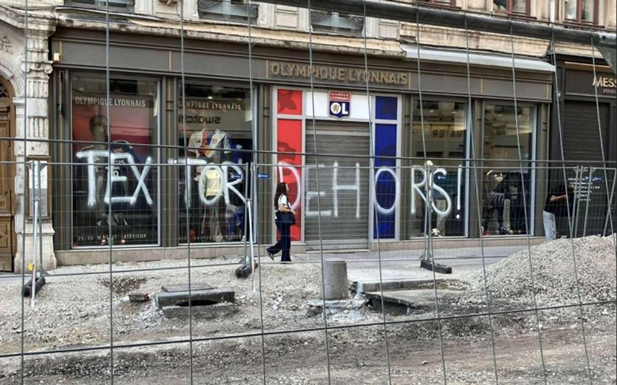 Revoltă contra „groparului” lui Lyon » Imagini incredibile din Franța: mesaje de amenințare pe poduri, magazine și biserici!