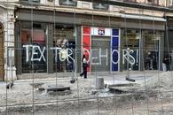 Revoltă contra „groparului” lui Lyon » Imagini incredibile din Franța: mesaje de amenințare pe poduri, magazine și biserici!