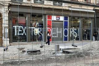 Revoltă contra „groparului” lui Lyon » Imagini incredibile din Franța: mesaje de amenințare pe poduri, magazine și biserici!