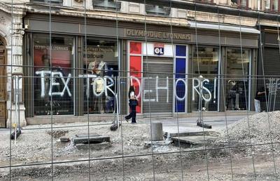 Revoltă contra „groparului” lui Lyon » Imagini incredibile din Franța: mesaje de amenințare pe poduri, magazine și biserici!