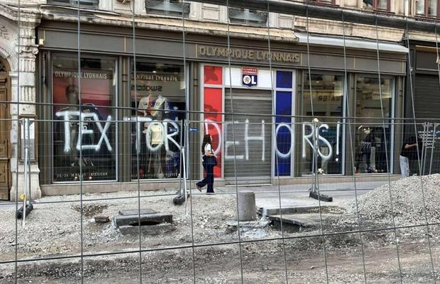 Revoltă contra „groparului” lui Lyon » Imagini incredibile din Franța: mesaje de amenințare pe poduri, magazine și biserici!