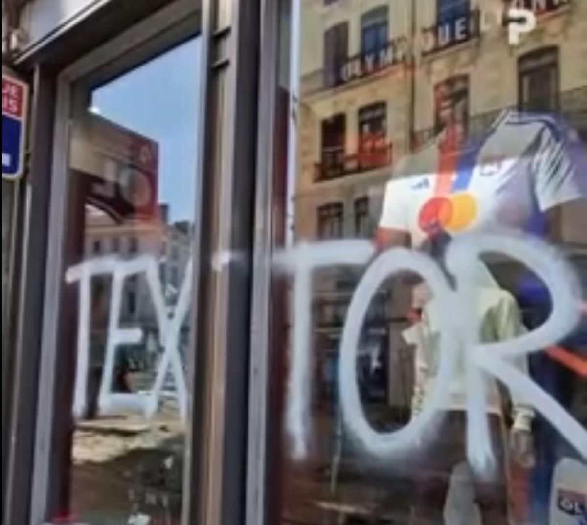 Mesajele afișate peste tot în oraș de fanii lui Lyon contra proprietarului clubului, John Textor