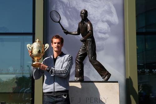 Andy Murray cu trofeul de la Wimbledon în 2013, lângă statuia lui Fred Perry Foto: Guliver/GettyImages