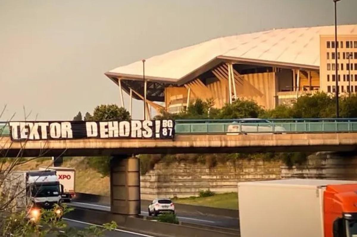 Revoltă contra „groparului” lui Lyon » Imagini incredibile din Franța: mesaje de amenințare pe poduri, magazine și biserici!