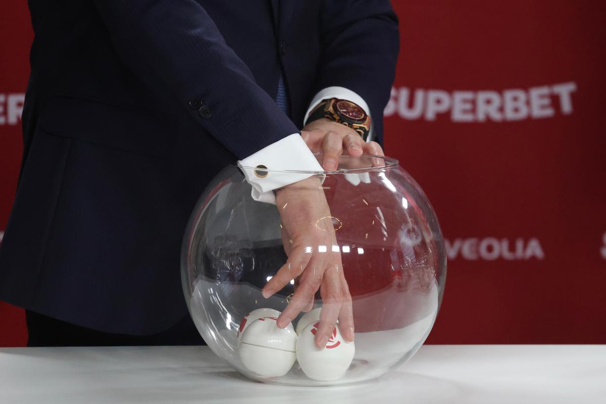 Imagini de la tragerea la sorți Superligă 2025-2026
