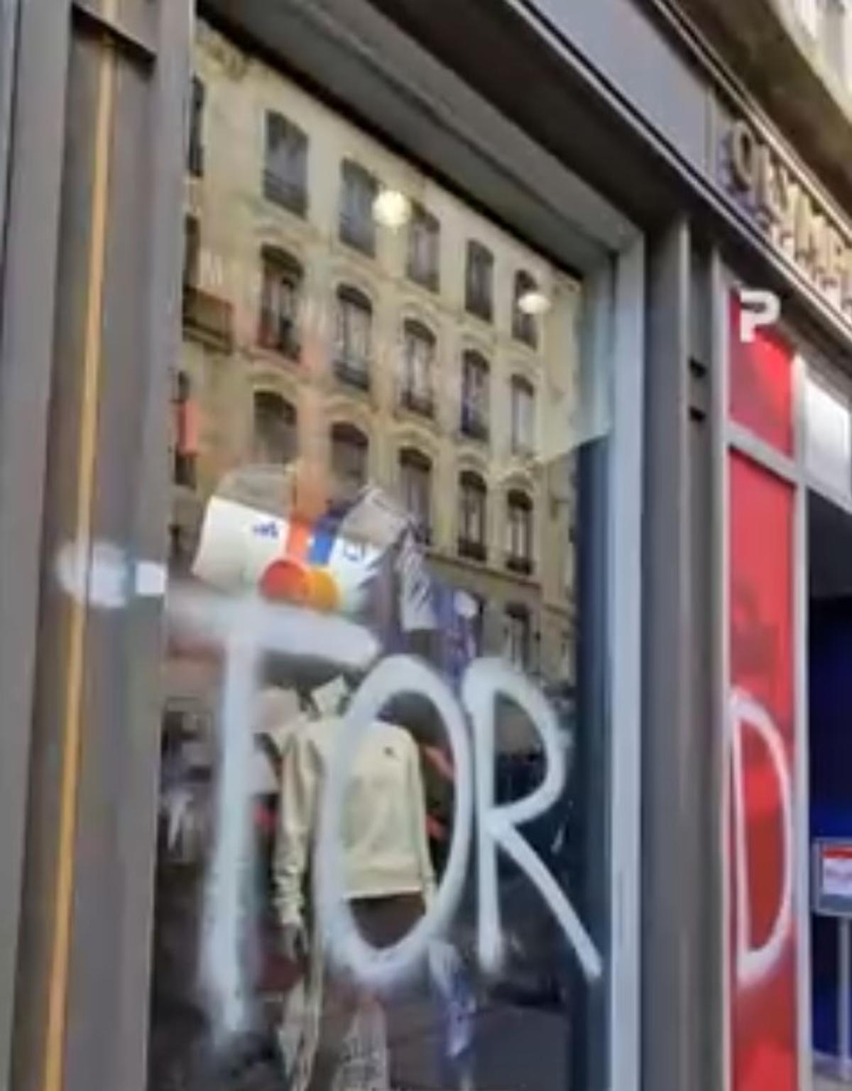 Mesajele afișate peste tot în oraș de fanii lui Lyon contra proprietarului clubului, John Textor