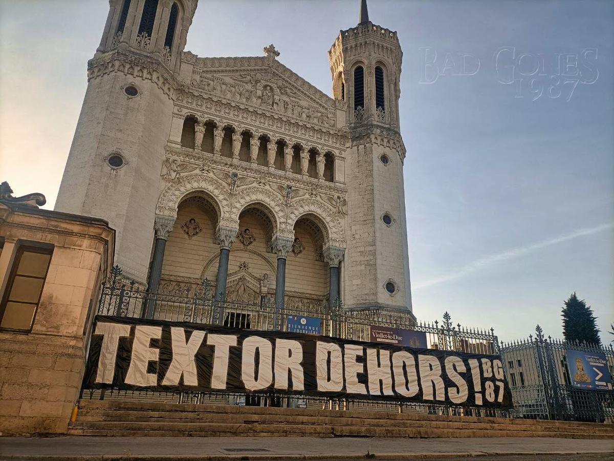 Revoltă contra „groparului” lui Lyon » Imagini incredibile din Franța: mesaje de amenințare pe poduri, magazine și biserici!
