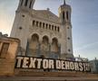 Mesajele afișate peste tot în oraș de fanii lui Lyon contra proprietarului clubului, John Textor / Foto: X