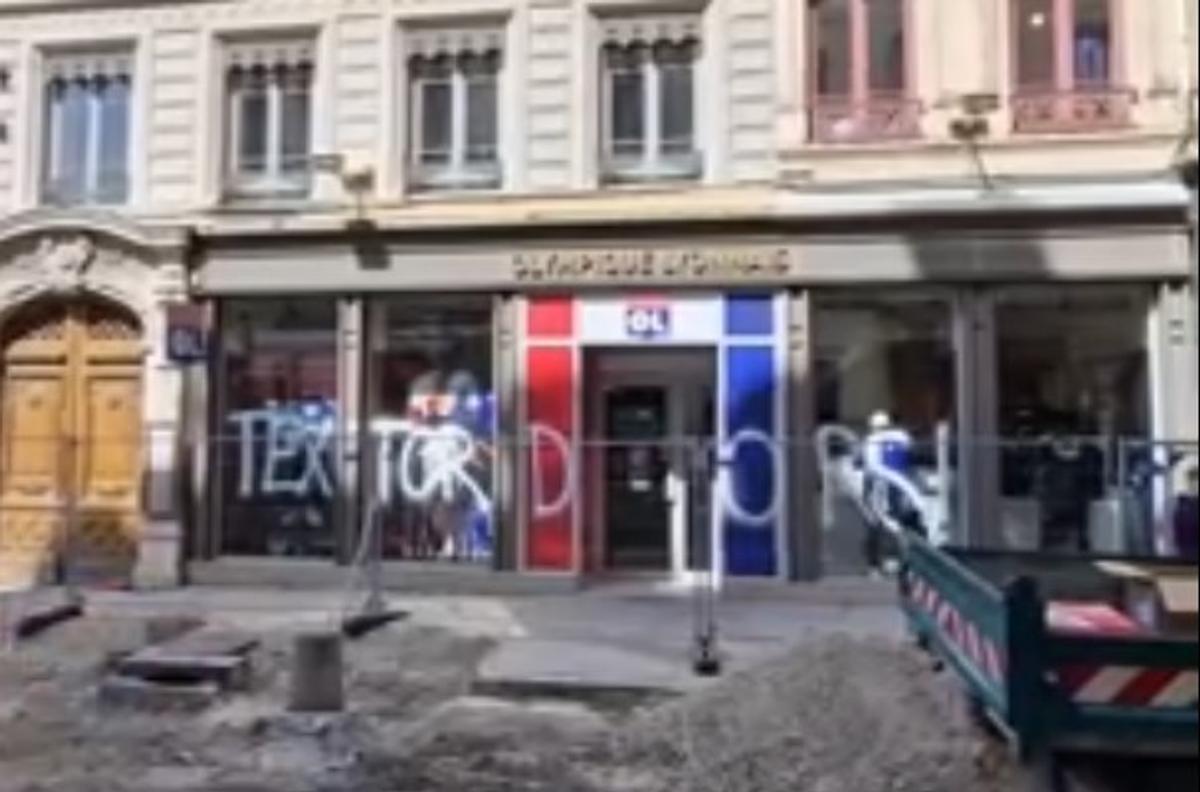 Revoltă contra „groparului” lui Lyon » Imagini incredibile din Franța: mesaje de amenințare pe poduri, magazine și biserici!