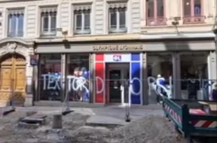 Mesajele afișate peste tot în oraș de fanii lui Lyon contra proprietarului clubului, John Textor / Foto: X