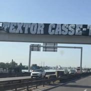 Mesajele afișate peste tot în oraș de fanii lui Lyon contra proprietarului clubului, John Textor / Foto: X