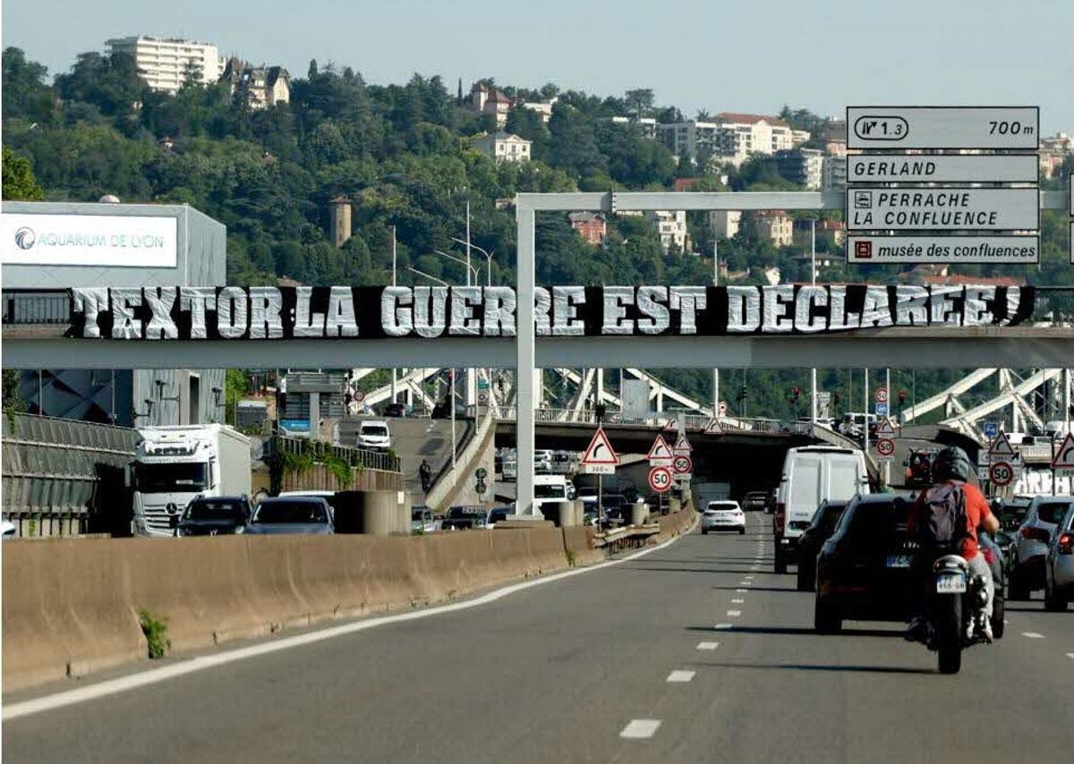 Revoltă contra „groparului” lui Lyon » Imagini incredibile din Franța: mesaje de amenințare pe poduri, magazine și biserici!