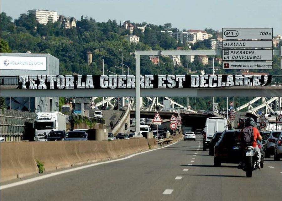 „Textor, declarația de război e făcută!” este unul dintre mesajele de amenințare ale fanilor lui Lyon la adresa patronului clubului Revoltă contra „groparului” lui Lyon » Imagini incredibile din Franța: mesaje de amenințare pe poduri, magazine și biserici!