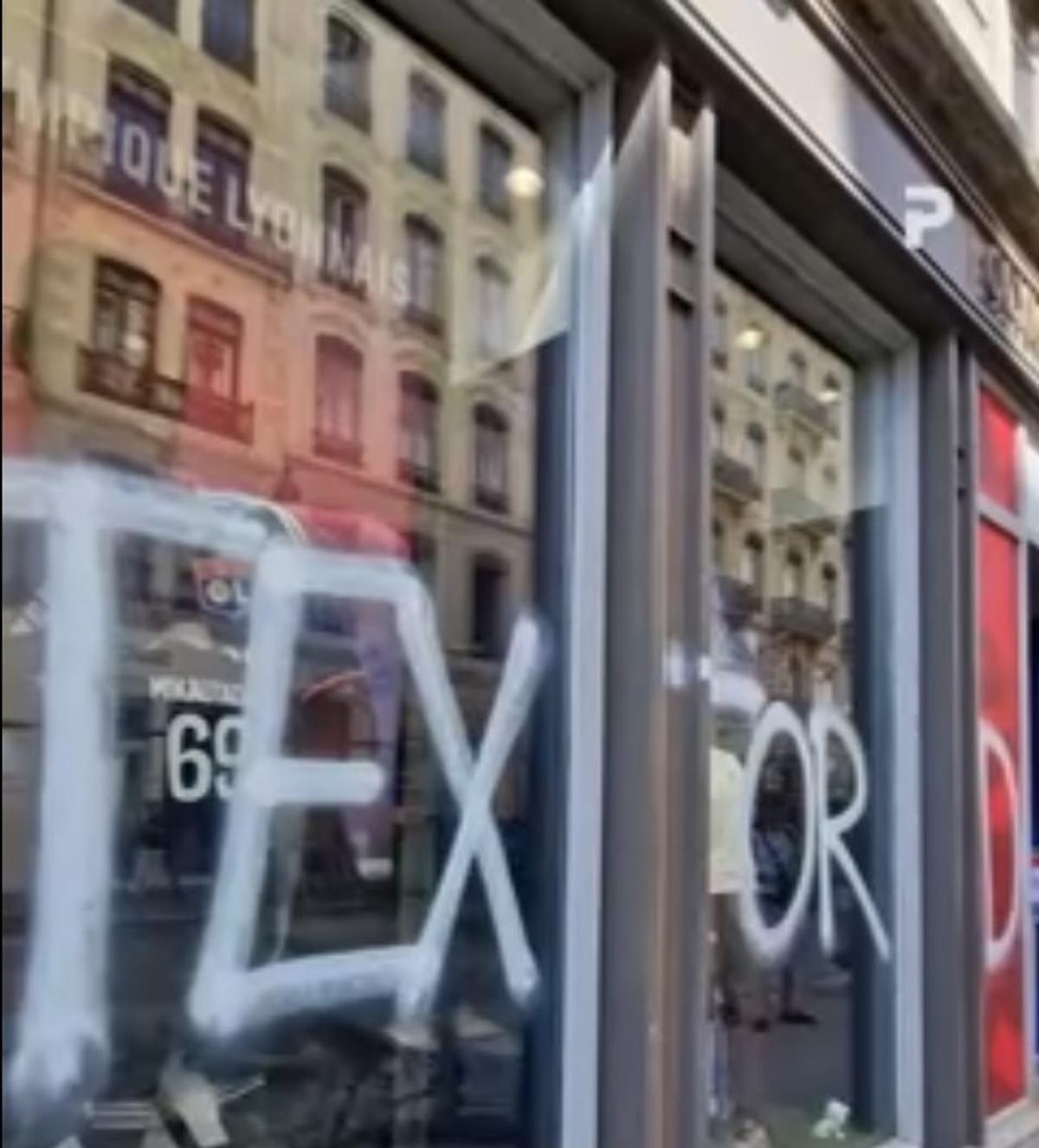Revoltă contra „groparului” lui Lyon » Imagini incredibile din Franța: mesaje de amenințare pe poduri, magazine și biserici!