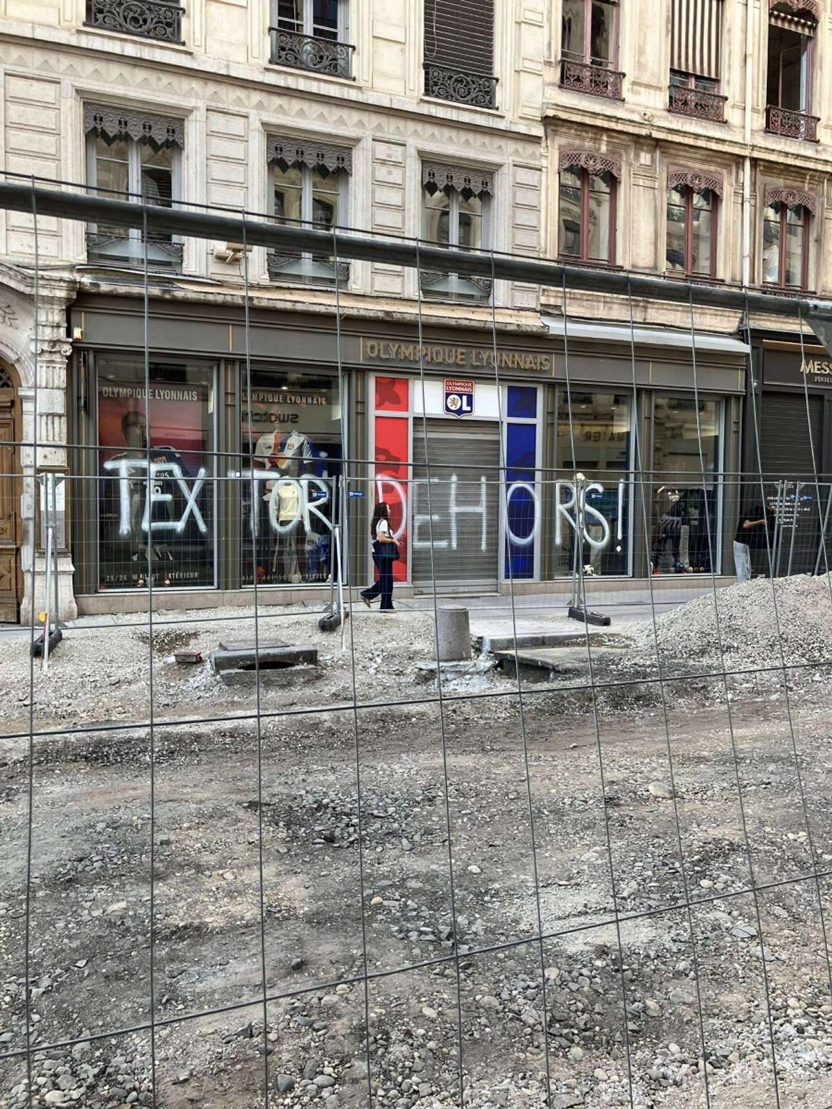 Mesajele afișate peste tot în oraș de fanii lui Lyon contra proprietarului clubului, John Textor