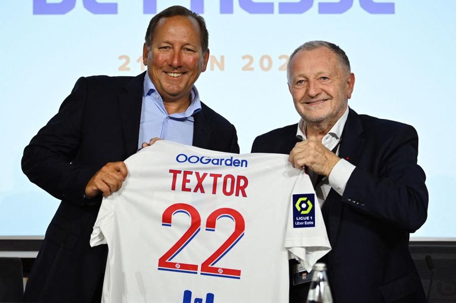Jean-Michel Aulas Lyon, alături de John Textor, la cedarea puterii către investitorul american de la Lyon Revoltă contra „groparului” lui Lyon » Imagini incredibile din Franța: mesaje de amenințare pe poduri, magazine și biserici!