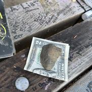 Banca din Seattle unde fanii vin și lasă obiecte în memoria lui Kurt Cobain FOTO: Ionuț Iordache (GSP)