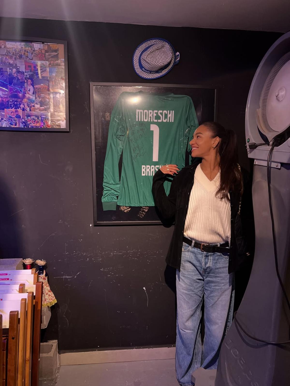 Elizabeth Omoregie s-a îmbrăcat în tricoul naționalei favorite de la Mondial! O are alături pe iubita handbalistă