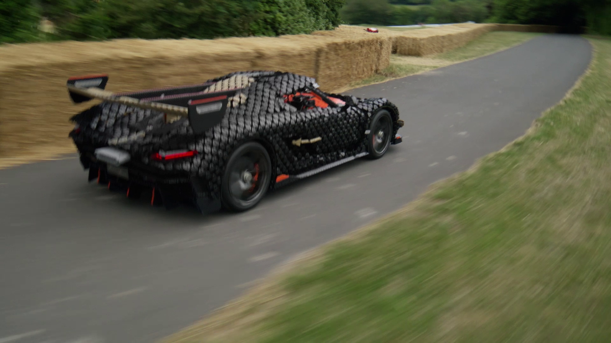 Nebunie pe circuit! Ce viteză a prins supercarul construit din 327.000 de piese lego