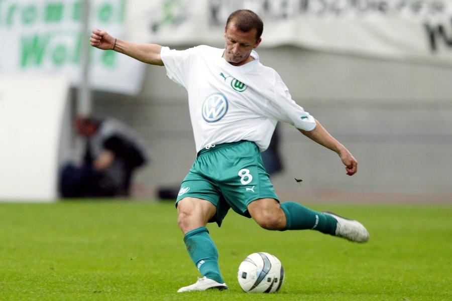 Dorinel Munteanu, jucând pentru Wolfsburg // foto: Imago Images Dorinel Munteanu, supărat după două săptămâni de Mondial: „Favoriții mei nu m-au convins deloc”
