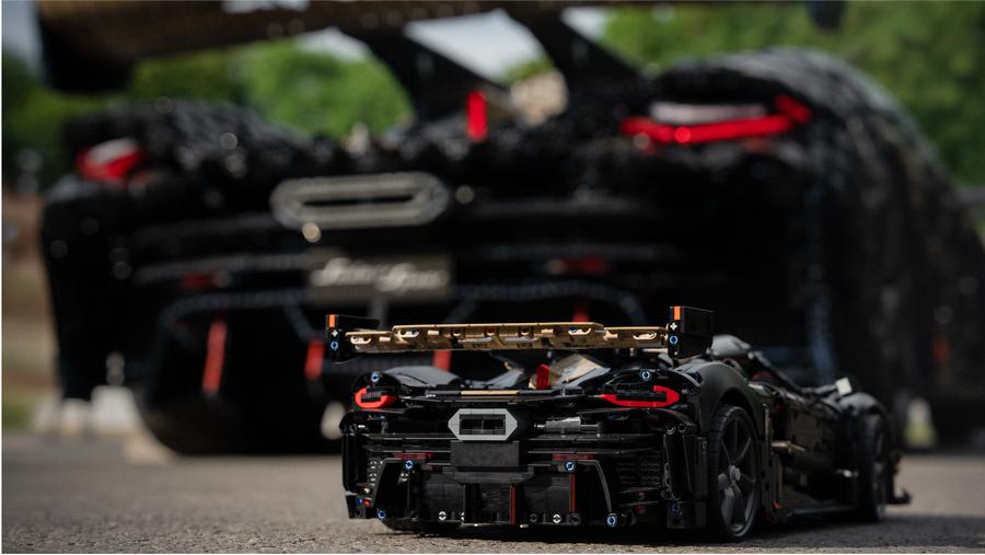 Nebunie pe circuit! Ce viteză a prins supercarul construit din 327.000 de piese lego