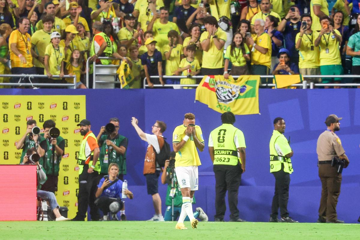Imagini copleșitoare cu Neymar » A plâns pe teren, la primul meci pentru Brazilia după 980 zile