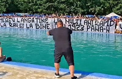 De ziua Rapidului, „Bocciu” a dus Peluza Nord la ștrand. Mesajul afișat înaintea plonjonului colectiv în apă