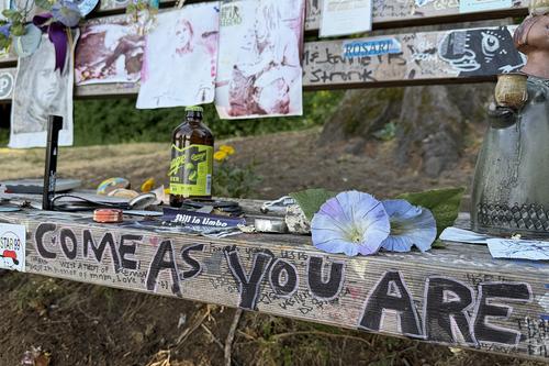 Banca din Seattle unde fanii vin și lasă obiecte în memoria lui Kurt Cobain FOTO: Ionuț Iordache (GSP)