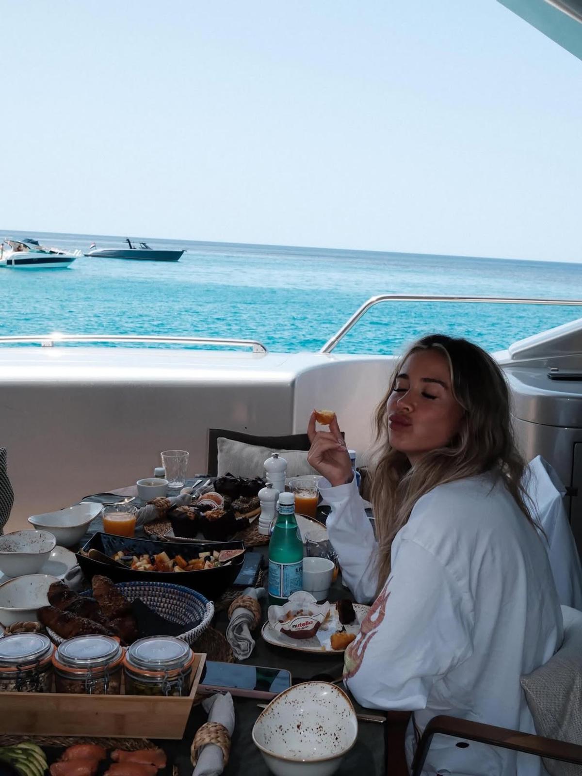 O jurnalistă celebră și-a chemat o prietenă și s-a dezlănțuit în Ibiza: „Am uitat de mare”