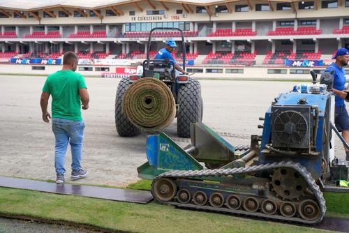Stadionul din Miercurea Ciuc a intrat într-un proces de renovare: gazonul este înlocuit. Foto: Facebook Csikszereda