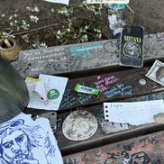 Banca din Seattle unde fanii vin și lasă obiecte în memoria lui Kurt Cobain FOTO: Ionuț Iordache (GSP)