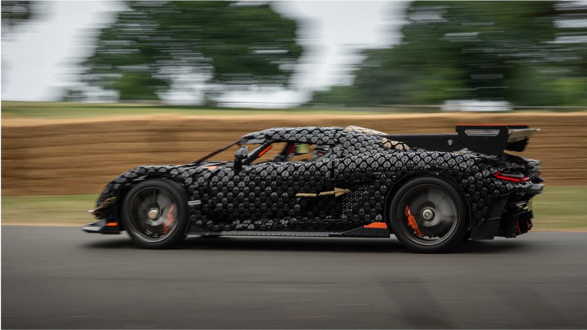 Nebunie pe circuit! Ce viteză a prins supercarul construit din 327.000 de piese lego