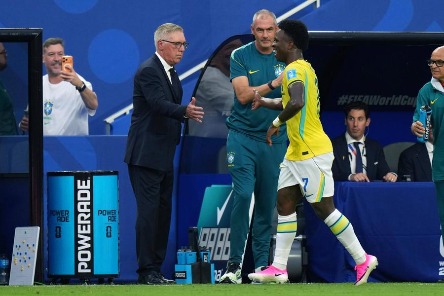 Carlo Ancelotti și Vinicius Junior // foto: Imago Images Încă un colos din Europa îl vrea pe Vinicius Junior!