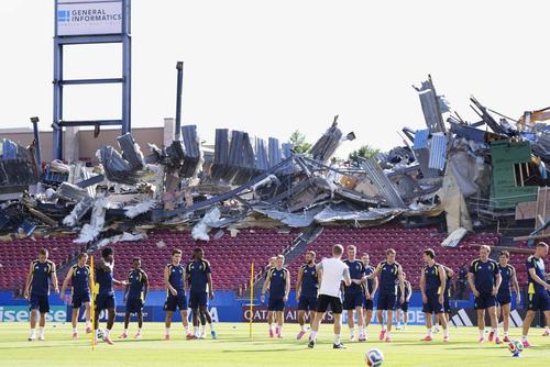 Suedezii se antrenează în fața unei tribune prăbușite / Foto: Imago