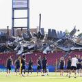 Suedezii se antrenează în fața unei tribune prăbușite / Foto: Imago