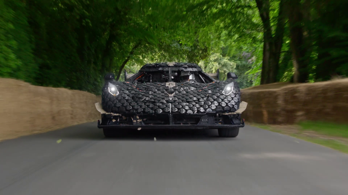 Nebunie pe circuit! Ce viteză a prins supercarul construit din 327.000 de piese lego