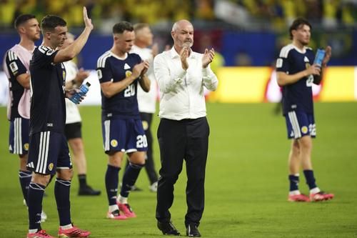 Steve Clarke și jucătorii săi, dezolați după 0-3 cu Brazilia / Foto: Imago