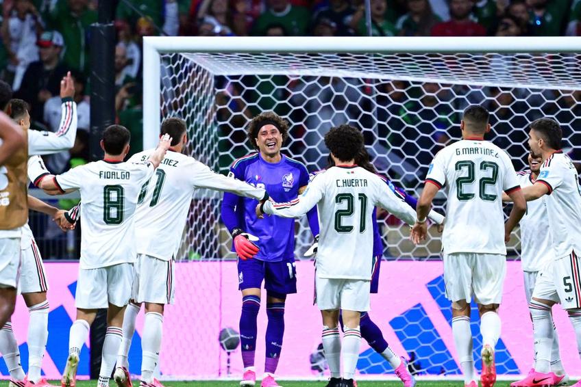 Guillermo Ochoa, felicitat de coechipieri /  FOTO: Imago Images
