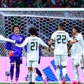 Guillermo Ochoa, felicitat de coechipieri /  FOTO: Imago Images