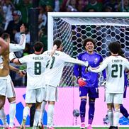 Guillermo Ochoa, felicitat de coechipieri /  FOTO: Imago Images