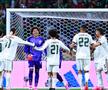 Guillermo Ochoa, felicitat de coechipieri /  FOTO: Imago Images