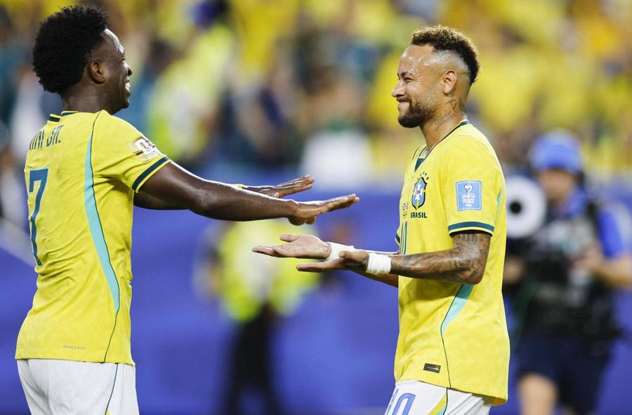 Vinicius îl salută pe Neymar la revenirea acestuia pe teren / Foto: Imago Carlo Ancelotti, înainte de Brazilia - Japonia: „Ăsta este norocul nostru” » Ce a spus despre Neymar