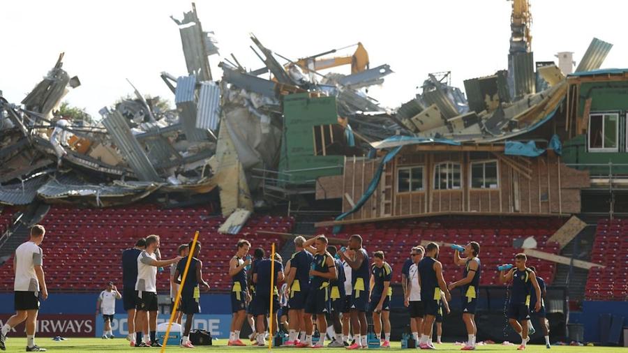 Antrenament lângă ruine la Campionatul Mondial: „Tribuna s-a prăbușit pe partea greșită”